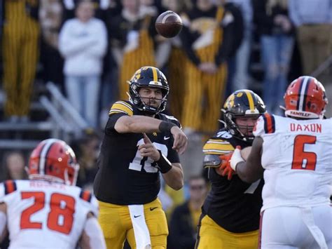 Iowa rallies in fourth quarter to defeat Illinois, 15-13, and clinch Big Ten West title
